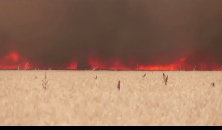 Imagen Del Hombre Que Intenta Apagar El Fuego 1 1