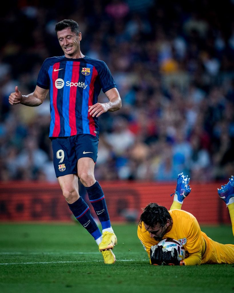 Lewandoswki En Una OcasiÓN Frente A Dimitrievski. El Fc Barcelona Empata Frente Al Rayo Vallecano 