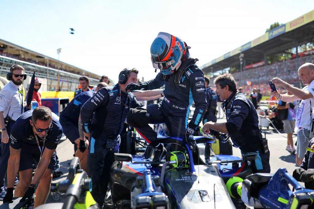 Nyck De Vries Se Sube Al Coche Para Su Primera Carrera De F1. Gran Debut De De Vries 