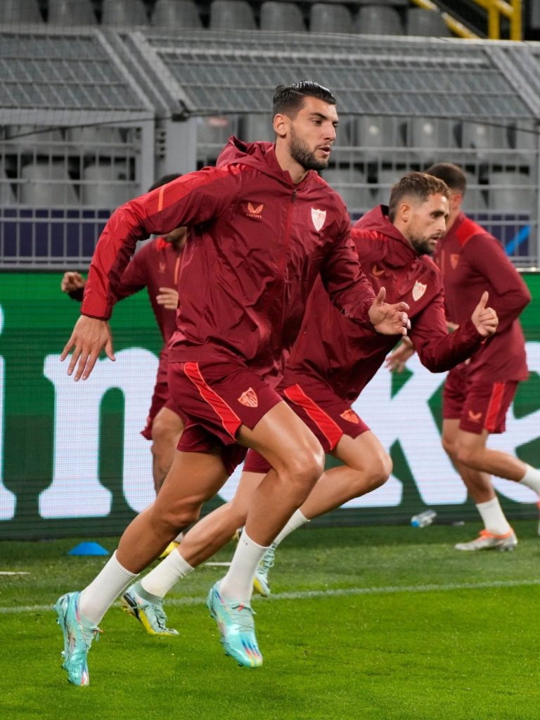 La Vuelta De Champions. Jugadores Del Sevilla Entrenando 