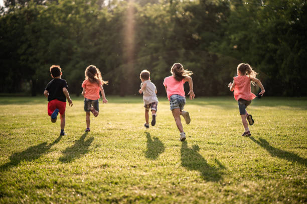 niños jugando en el parque