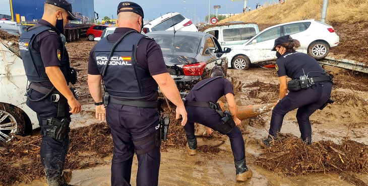 Varios PolicÍAs Intentan Ayudar A Ciudadanos 