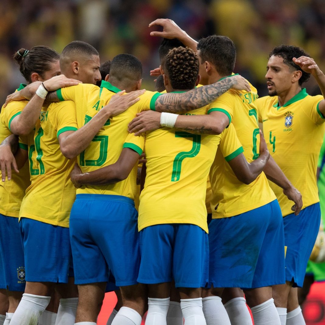 Brasil celebrando un gol