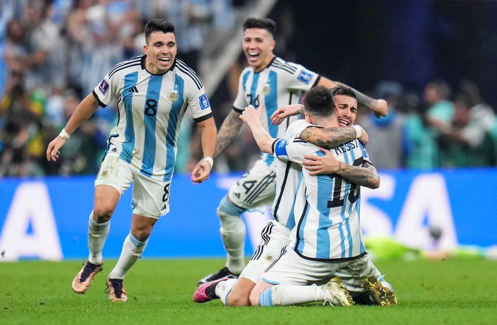 Los jugadores de Argentina celebran el trofeo de campeones del mundo.