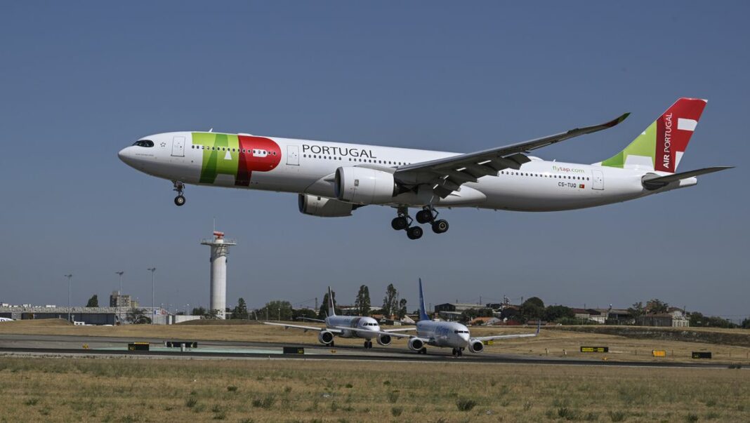 Avión de TAP despegando desde en el aeropuerto